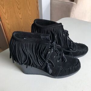Minnetonka fringe wedge booties
